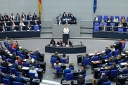 Bundeskanzlerin Angela Merkel (CDU) während ihrer Regierungserklärung zum sogenannten Brexit vor dem Plenum