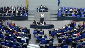 Bundeskanzlerin Angela Merkel (CDU) während ihrer Rede zum sogenannten Brexit vor dem Plenum