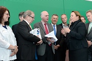 Die Endlagerkommission bei der Übergabe ihres Berichts an Bundestagspräsident Norbert Lammert (Mitte).