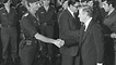1977: Verleihung des Bundesverdienstkreuzes an die Männer der Antiterroreinheit Sondereinheit GSG 9: Bundeskanzler Helmut Schmid (SPD, rechts) gratuliert dem GSG 9-Einsatzleiter Ulrich Wegener.