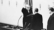 20.10.1965: Ludwig Erhard wird nach seiner Wiederwahl im Bundestag von Bundestagspräsident Eugen Gerstenmaier als Bundeskanzler vereidigt.