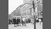 13.08.1964: West-Berliner versammeln sich am Jahrestag des Mauerbaus vor der Mauer in der Bernauer Straße.