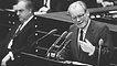 Der SPD-Parteivorsitzende Willy Brandt beteiligt sich an der Debatte über die von Bundeskanzler Helmut Kohl (links im Hintergrund) im Bundestag gestellte Vertrauensfrage.