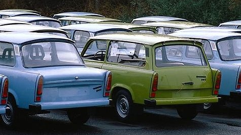 Neue Trabis auf dem Parkplatz eines Trabant - Werkes