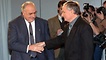 SPD-Kanzlerkandidat Oskar Lafontaine (r) gratuliert nach den ersten gesamtdeutschen Wahlen 1990 dem Gewinner Helmut Kohl (l).