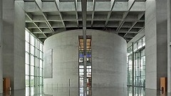 Die Bibliothek in der Rotunde des Marie-Elisabeth-Lüders-Hauses