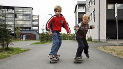 Kinder auf Skateboards in der Stadt