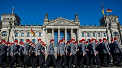 Bundeswehrsoldaten marschieren zum Gelöbnis am 20. Juli 2013 vor dem Reichstag in Berlin.