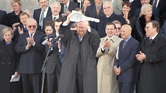 Bundestagspräsident Wolfgang Thierse (Mitte) bei der Schlüsselübergabe zur Eröffnung des Reichstagsgebäudes am 19. April 1999.