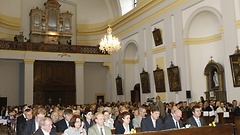 Norbert Lammert und Jan Hamácek (vorne rechts) in der Garnisonskirche von Terezín; im Hintergrund die restaurierte Rieger-Orgel.