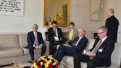 Claude Bartolone (links) und Norbert Lammert (rechts) mit Dolmetschern in Paris