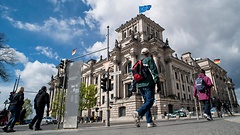 Täglich besuchen rund 8.200 Gäste den Bundestag.