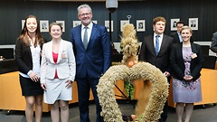 Alois Gerig (Mitte links) bei der Übergabe der Erntekrone durch die Landjugend.