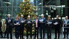 Begleitet von Posaunenklängen füllte vorweihnachtlicher Chorgesang die Halle des Paul-Löbe-Hauses.