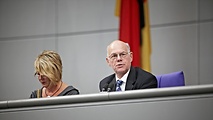 Bundestagspräsident Norbert Lammert leitet eine Plenarsitzung vom Präsidiumstisch im Plenarsaal aus.