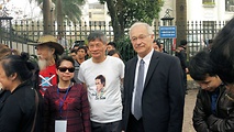 Le Thi Minh Ha (links), Ehefrau des in Vietnam inhaftierten Bloggers Nguyen Huu Vinh, und Martin Patzelt (rechts) vor dem Gericht in Hanoi