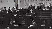 Bundeskanzler Adenauer sagte, das Ulbricht-Regime habe gegenüber der Welt eine politische Bankrotterklärung einer 16-jährigen Gewaltherrschaft abgegeben.