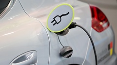 Ein Elektroauto wird aufgeladen.