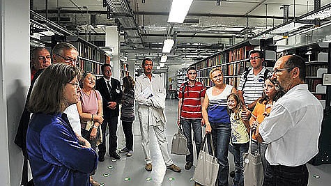 Besucher im Magazin der Bundestagsbibliothek