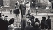 20.10.1961: West-Berliner winken in der Bernauer Straße ihren Familienangehörigen hinter der Mauer in Berlin-Ost zu. (Mauerbau)