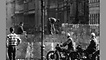 Ostberliner Arbeiter erhöhen die Mauer, die an der Bernauer Straße die Bezirke Wedding im Westen und Pankow im Osten teilt (Archivfoto von 1961).