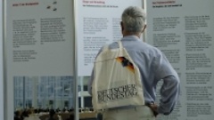 Besucher einer Ausstellung im Deutschen Bundestag