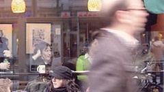 Foto: Menschen in und vor einem Straßencafé