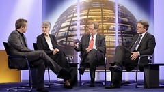 Abgeordnete diskutieren im Fernsehstudio des Deutschen Bundestages