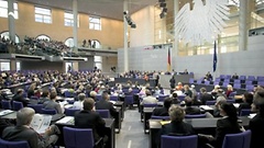 Detailaufnahme von einem Mikrofon im Plenum