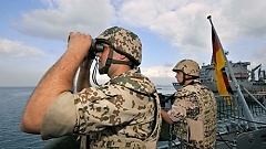Soldaten der Atalanta-Missionen auf einem Schiff der Marine