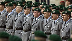 Soldaten vor dem Reichstagsgebäude