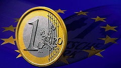Euro-Münze auf EU-Fahne