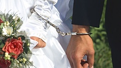Brautpaar mit Handschellen aneinander gefesselt