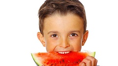 Junge ißt Wassermelone