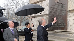 Bundestagspräsident Norbert Lammert und der ungarische Staatspräsident Dr. Pal Schmitt, an der Gedenktafel am Reichstatgsgebäude.