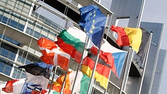 Flaggen vor Parlament in Straßburg