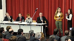 Vizepräsidentin Petra Pau begrüßt IP-Stipendiaten