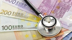 Stethoskop und EURO-Banknoten