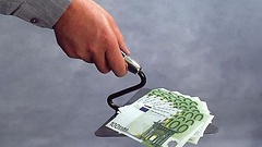 Zehn 100 Euro Scheine liegen auf einer Maurerkelle