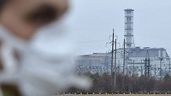 Mann mit Munschutz vor Reaktor in Tschenobyl