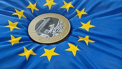 Euromünze auf EU-Fahne