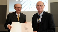 Düding (links) erhält den Wissenschaftspreis 2010.
