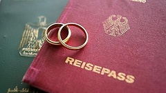 Zwei Ehehringe auf einem ägyptischen und einem deutschen Pass,wei Ehehringe auf einem ägyptischen und einem deutschen Pass