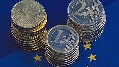 Euromünzen und EU-Fahne
