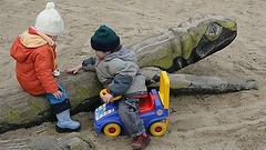 Kinder spielen im Sand