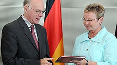Übergabe des Petitionsberichts 2010 an bundestagspräsident Lammert durch Kerstin Steinke