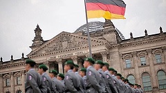 Soldaten beim Gelöbnis vor dem Reichstagsgebäude