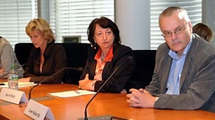 Die Abgeordneten Wöhrl (v.l.n.r.), Roth und Kekeritz im Ausschuss.