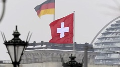Schweizer Flagge und deutsche Flagge