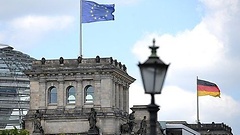 Europafahne weht auf dem Reichstagsgebäude neben einer Deutschland-Fahne.